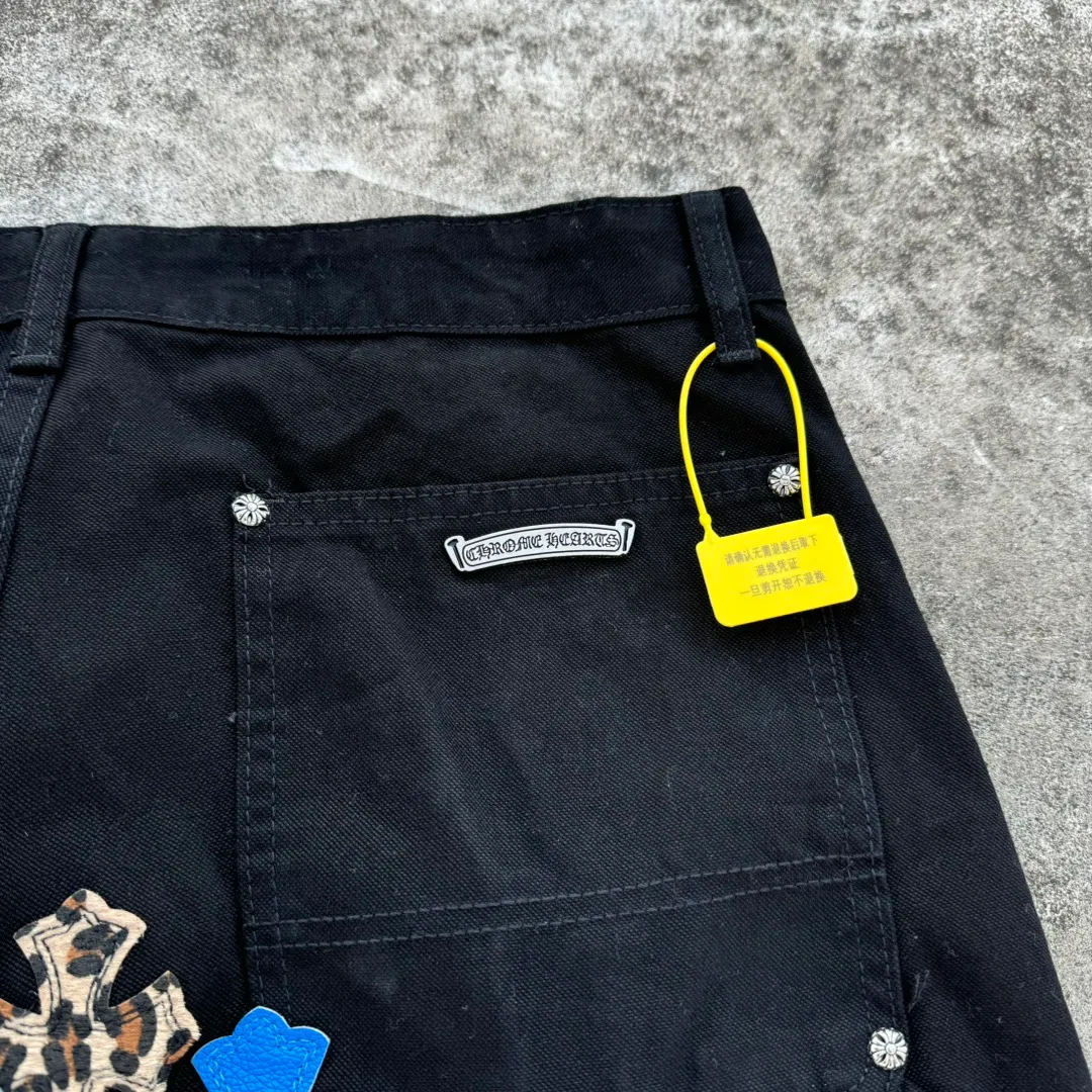 P290 model number: H653 chrome hearts Top Cow King F&F Limited to friends and family 1of1 Carhartt base version Jeans Three-dimensional version Loose and comfortable, not picky about body shape Look taller and slimmer Factory Seiko Original quality control Same style for men and women Can be matched with couples Versatile recommendation Must-have jeans for all seasons Hipsters have been disappointed From the quality selection of fabrics, the tailoring of details, and the matching of patterns are impeccable! The upper body is so handsome when worn...it can be easily worn by men, women and children! The craftsmanship is made of heavy-duty washed pure cotton denim fabric. After washing, it is soft and thick and looks very stylish when worn. Size: 28, 30, 32, 34, 36 (S-XXL) Color: black